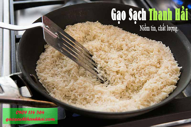 Rang hoặc ngâm gạo trước khi nấu giúp cháo nhanh chín, mềm nhừ và thơm ngon hơn