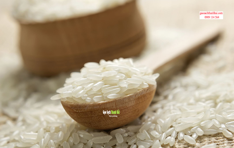 Gạo và men là hai nguyên liệu chính để nấu rượu